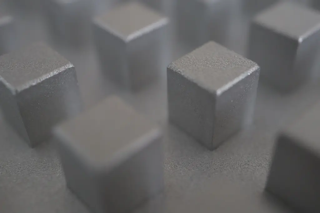 Präzisionsgefräste Aluminiumwürfel in Makroaufnahme