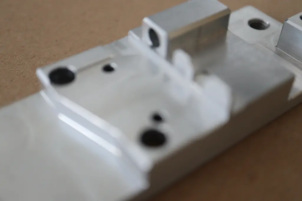 Antriebseinsatz aus Kunststoff mit Bohrungen und eingepressten Buchsen