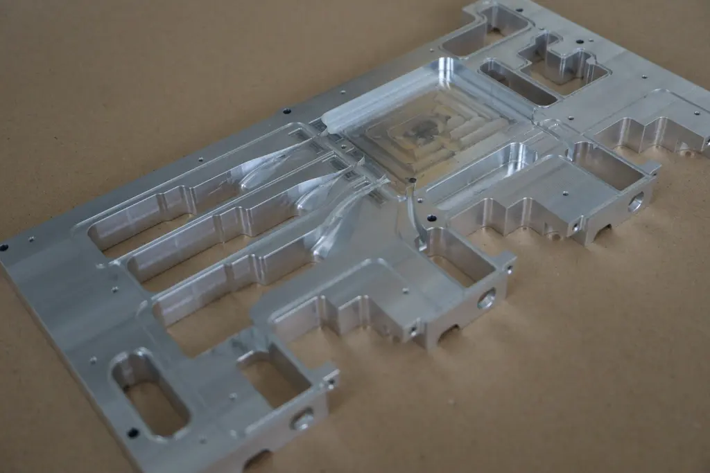 Präzisions-Aluplatte mit 3D-Konturen