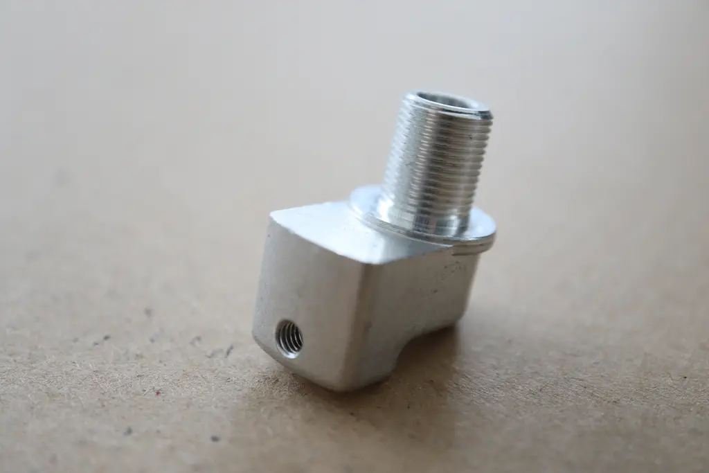 Nachbearbeitetes Aluminium-Gussteil mit Innen- und Aussengewinde