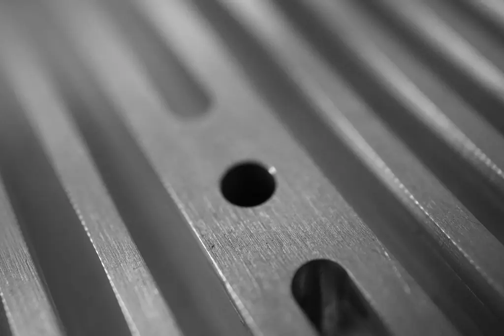 Detailaufnahme gefräster Nuten und Stege in einem Aluminiumbauteil