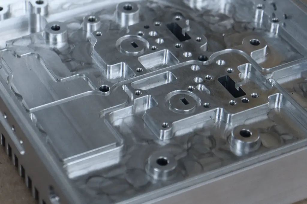 Detailaufnahme eines komplexen, präzisionsgefertigten CNC-Frästeils